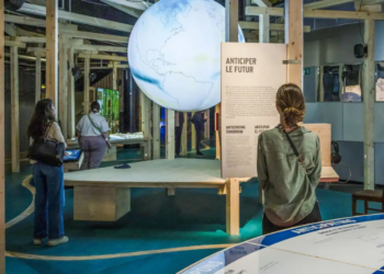 Exposição internacional denuncia a precarização do trabalho invisível por trás da inteligência artificial. Mostra chega ao Sesc Campinas em novembro, com dados, mapas e imagens impactantes de trabalhadores da IA.