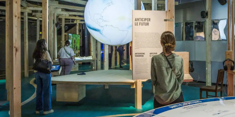 Exposição internacional denuncia a precarização do trabalho invisível por trás da inteligência artificial. Mostra chega ao Sesc Campinas em novembro, com dados, mapas e imagens impactantes de trabalhadores da IA.