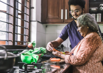 Pesquisa realizada nos EUA revela que o consumo diário de colina, nutriente presente em alimentos como ovos e carnes, pode reduzir o risco de Alzheimer em idosos. Saiba quais alimentos são fontes desse composto.