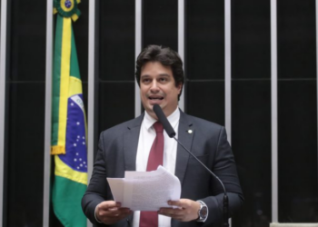 Projeto de Lei aprovado na Câmara cria o programa Emprega Turismo, que formaliza beneficiários do Bolsa Família no mercado de trabalho do turismo, sem perda do benefício nos primeiros 2 anos. Proposta segue para análise em comissões.