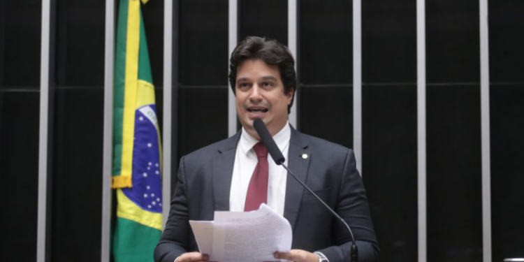Projeto de Lei aprovado na Câmara cria o programa Emprega Turismo, que formaliza beneficiários do Bolsa Família no mercado de trabalho do turismo, sem perda do benefício nos primeiros 2 anos. Proposta segue para análise em comissões.