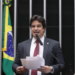 Projeto de Lei aprovado na Câmara cria o programa Emprega Turismo, que formaliza beneficiários do Bolsa Família no mercado de trabalho do turismo, sem perda do benefício nos primeiros 2 anos. Proposta segue para análise em comissões.