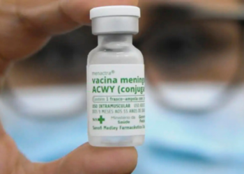 SUS passa a aplicar vacina meningocócica ACWY em crianças de 12 meses como reforço. Imunizante substitui meningocócica C e amplia proteção contra meningite.