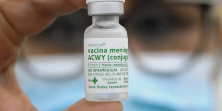 SUS passa a aplicar vacina meningocócica ACWY em crianças de 12 meses como reforço. Imunizante substitui meningocócica C e amplia proteção contra meningite.