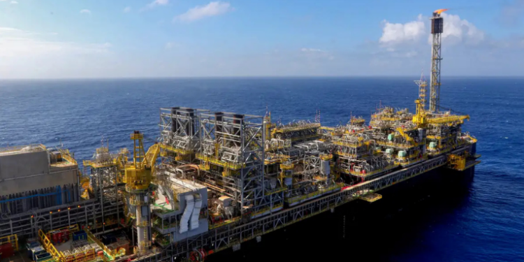 ANP aprova estudos para três novos blocos exploratórios de elevado potencial na Bacia de Campos, que podem ampliar a produção de petróleo e gás do pré-sal. Proposta gera debate sobre direito de preferência da Petrobras.