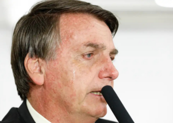 Polícia Federal cumpre mandados contra Jair Bolsonaro; ex-presidente usará tornozeleira eletrônica e terá restrições de comunicação e locomoção. Entenda o caso.