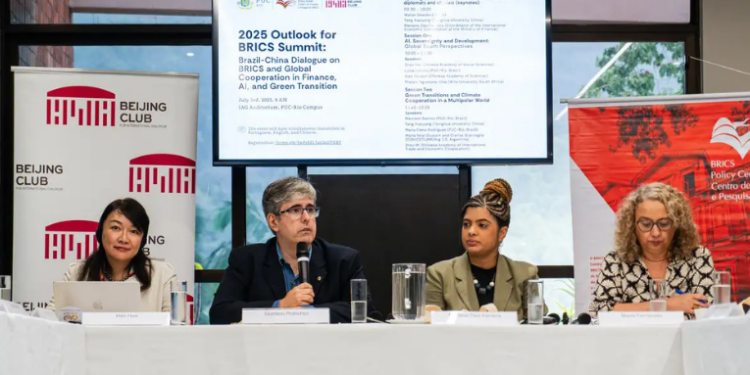Especialistas chineses destacam a necessidade de cooperação dos BRICS para impulsionar inteligência artificial e transição para energia sustentável. Evento debate desafios e oportunidades do bloco liderado pelo Brasil.