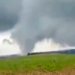 Mais de 340 mil pessoas ficaram sem energia no Rio Grande do Sul após a passagem de um ciclone extratropical. Plataforma marítima de Atlântida foi danificada e há alerta de ventos do Paraná ao Espírito Santo. Massa de ar frio trará geadas e temperaturas de até -2°C.
