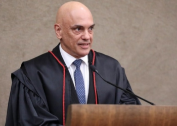 Alexandre de Moraes é acusado pelos EUA de censura, detenções arbitrárias e perseguição a opositores. Sanções incluem bloqueio de bens e proibição de negócios com empresas americanas.