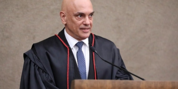 Alexandre de Moraes é acusado pelos EUA de censura, detenções arbitrárias e perseguição a opositores. Sanções incluem bloqueio de bens e proibição de negócios com empresas americanas.