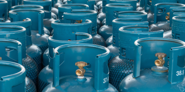 Mesmo com redução de 14% no preço do gás natural pela Petrobras, a Abegás explica que tarifa final ao consumidor depende de outros fatores como impostos, transporte e contratos estaduais.
