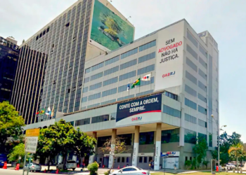 A sede da OAB-RJ, no centro do Rio, foi vistoriada por Polícia Federal e demais forças de segurança após alerta de possível atentado. Varredura não encontrou riscos, e atendimentos foram retomados no mesmo dia