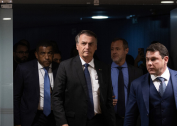 O STF encerra hoje (21) o julgamento das medidas cautelares impostas ao ex-presidente Jair Bolsonaro. Acusações envolvem tentativa de golpe e articulação com aliados de Trump. A maioria da 1ª Turma já votou pela manutenção das medidas.