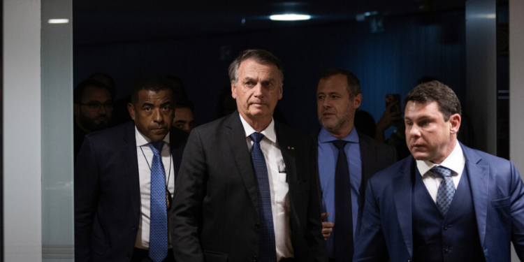 O STF encerra hoje (21) o julgamento das medidas cautelares impostas ao ex-presidente Jair Bolsonaro. Acusações envolvem tentativa de golpe e articulação com aliados de Trump. A maioria da 1ª Turma já votou pela manutenção das medidas.