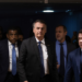 O STF encerra hoje (21) o julgamento das medidas cautelares impostas ao ex-presidente Jair Bolsonaro. Acusações envolvem tentativa de golpe e articulação com aliados de Trump. A maioria da 1ª Turma já votou pela manutenção das medidas.