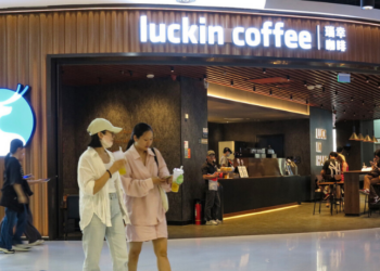 A Luckin Coffee, que superou a Starbucks na China, chegou aos Estados Unidos com lojas próximas à NYU, oferecendo cafés a preços até 70% mais baixos, intensificando a concorrência no mercado americano.