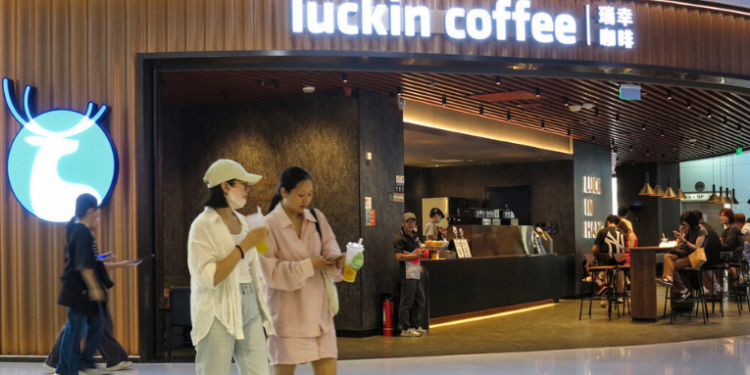 A Luckin Coffee, que superou a Starbucks na China, chegou aos Estados Unidos com lojas próximas à NYU, oferecendo cafés a preços até 70% mais baixos, intensificando a concorrência no mercado americano.