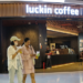 A Luckin Coffee, que superou a Starbucks na China, chegou aos Estados Unidos com lojas próximas à NYU, oferecendo cafés a preços até 70% mais baixos, intensificando a concorrência no mercado americano.