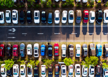 Disputa entre BYD e montadoras como Toyota, GM, Volkswagen e Stellantis esquenta. Anfavea critica proposta de isenção de imposto e aponta ameaça a investimentos no Brasil. Governo avalia mudanças via Camex.