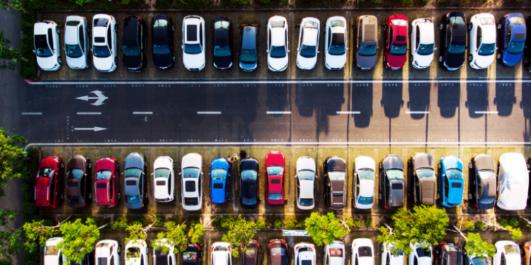 Disputa entre BYD e montadoras como Toyota, GM, Volkswagen e Stellantis esquenta. Anfavea critica proposta de isenção de imposto e aponta ameaça a investimentos no Brasil. Governo avalia mudanças via Camex.
