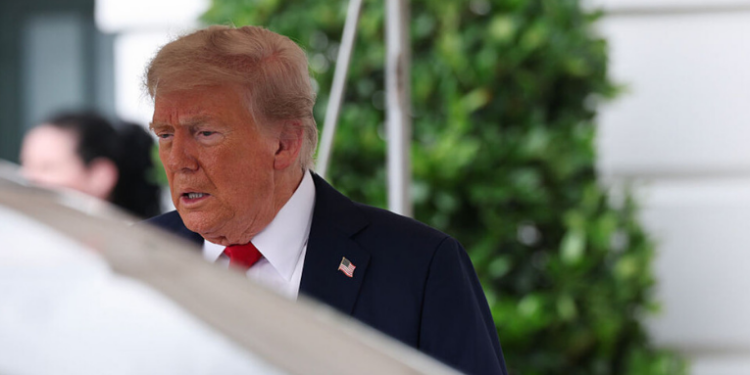 Donald Trump afirmou que Joe Biden, ao tentar ajudar Kiev, esvaziou os estoques de armas dos EUA. Ex-presidente também falou sobre telefonema com Putin e ausência de avanços na guerra na Ucrânia.
