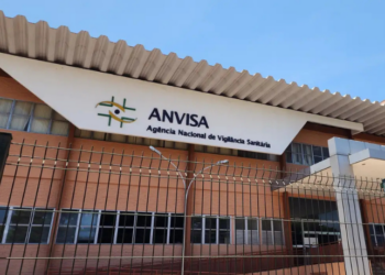 Anvisa proíbe venda de medicamentos e suplementos como Xarope da Vovó, Colágeno + Vitamina C e Curcumyn Long por falta de registro, falsificação e riscos à saúde. Veja os detalhes.