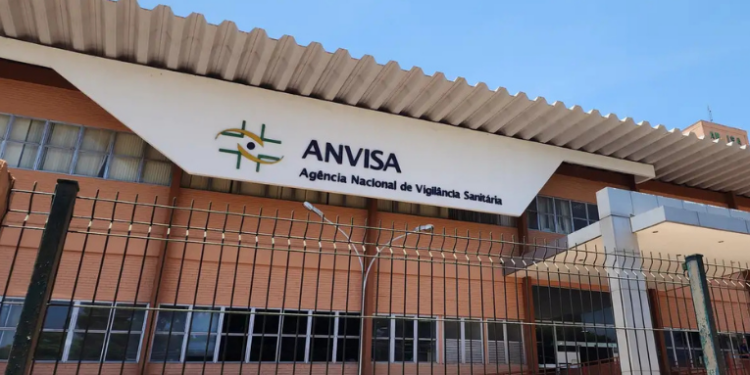 Anvisa proíbe venda de medicamentos e suplementos como Xarope da Vovó, Colágeno + Vitamina C e Curcumyn Long por falta de registro, falsificação e riscos à saúde. Veja os detalhes.