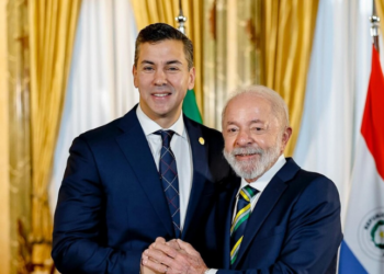 Lula e Peña concordam em revisar o Anexo C do Tratado de Itaipu e reforçam diálogo após escândalo de espionagem da Abin no Paraguai. Projetos de integração regional também foram pauta do encontro.