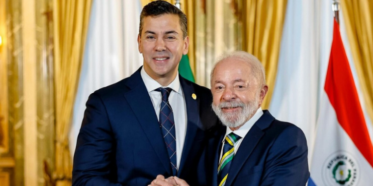 Lula e Peña concordam em revisar o Anexo C do Tratado de Itaipu e reforçam diálogo após escândalo de espionagem da Abin no Paraguai. Projetos de integração regional também foram pauta do encontro.
