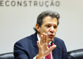Ministro Fernando Haddad afirma que Brasil seguirá negociando com os EUA, mas admite possibilidade de tarifa de 50% sobre exportações brasileiras a partir de 1º de agosto. Governo prepara resposta e apoio a setores prejudicados.