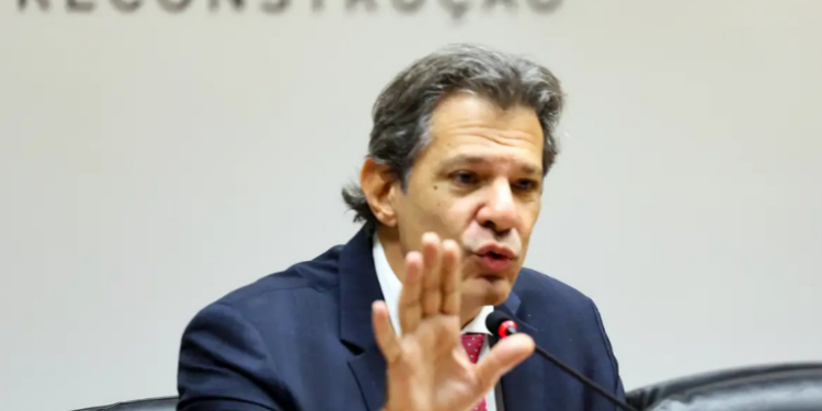 Ministro Fernando Haddad afirma que Brasil seguirá negociando com os EUA, mas admite possibilidade de tarifa de 50% sobre exportações brasileiras a partir de 1º de agosto. Governo prepara resposta e apoio a setores prejudicados.