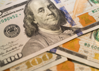 Ibovespa fecha aos 140.928 pontos com alta de 1,35%, enquanto dólar fecha em R$ 5,405, menor nível em mais de um ano. Mercado é impulsionado por ações bancárias e cenário internacional.