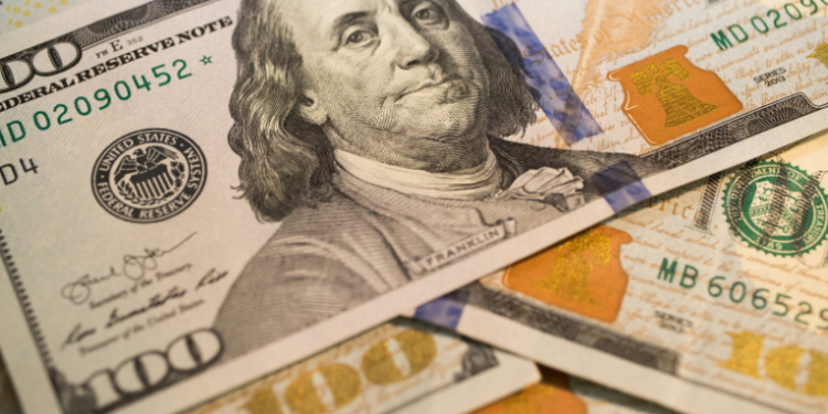 Ibovespa fecha aos 140.928 pontos com alta de 1,35%, enquanto dólar fecha em R$ 5,405, menor nível em mais de um ano. Mercado é impulsionado por ações bancárias e cenário internacional.