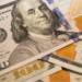 Ibovespa fecha aos 140.928 pontos com alta de 1,35%, enquanto dólar fecha em R$ 5,405, menor nível em mais de um ano. Mercado é impulsionado por ações bancárias e cenário internacional.