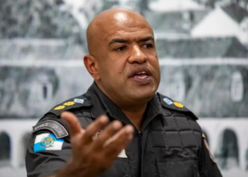MPRJ denuncia tenente-coronel da PM Ivan Blaz por invasão de domicílio e constrangimento ilegal no Flamengo, durante operação sem mandado. Caso tramita na Justiça Militar.