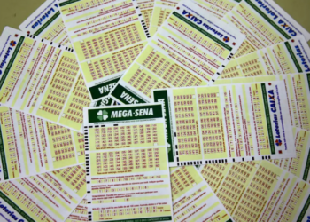 Nenhum apostador acertou as seis dezenas do concurso 2.883 da Mega-Sena, acumulando prêmio para R$ 6,5 milhões. Apostas podem ser feitas até sábado, com valor da aposta simples aumentando para R$ 6 na próxima quarta.