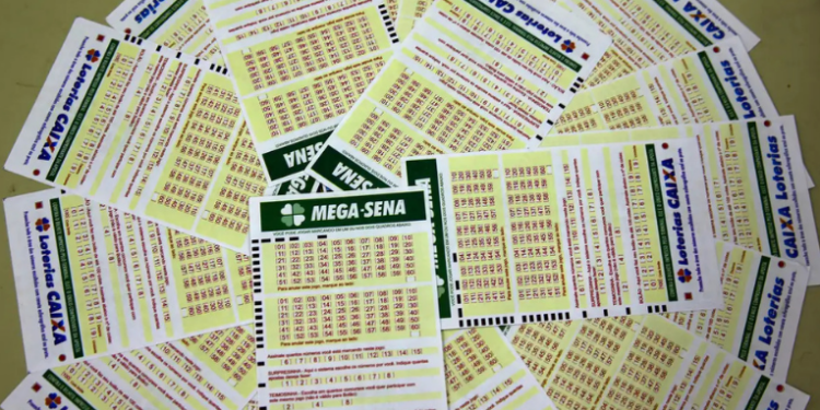 Nenhum apostador acertou as seis dezenas do concurso 2.883 da Mega-Sena, acumulando prêmio para R$ 6,5 milhões. Apostas podem ser feitas até sábado, com valor da aposta simples aumentando para R$ 6 na próxima quarta.