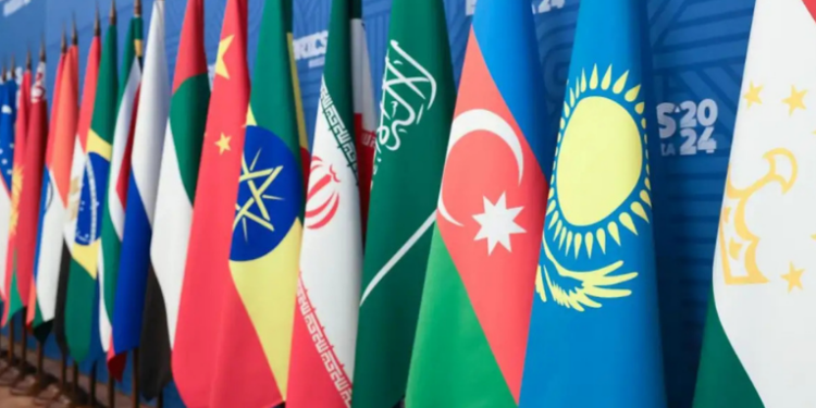 Rio de Janeiro recebe a Cúpula do Brics em 2025, com 11 países-membros e dez parceiros reunidos para fortalecer cooperação política e econômica no Sul Global.