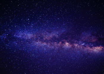 Estudo internacional indica que o universo pode parar de se expandir e começar a se contrair, culminando em um "Big Crunch" dentro de 19,5 bilhões de anos. Pesquisa desafia a ideia de expansão eterna impulsionada pela energia escura.