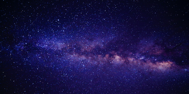 Estudo internacional indica que o universo pode parar de se expandir e começar a se contrair, culminando em um "Big Crunch" dentro de 19,5 bilhões de anos. Pesquisa desafia a ideia de expansão eterna impulsionada pela energia escura.