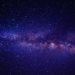 Estudo internacional indica que o universo pode parar de se expandir e começar a se contrair, culminando em um "Big Crunch" dentro de 19,5 bilhões de anos. Pesquisa desafia a ideia de expansão eterna impulsionada pela energia escura.