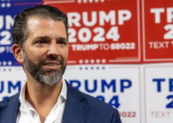Donald Trump Jr. apoia o ex-diretor da CIA John Ratcliffe após relatório apontar falhas na avaliação de interferência russa nas eleições de 2016. Documento reacende debate sobre o "Russiagate".
