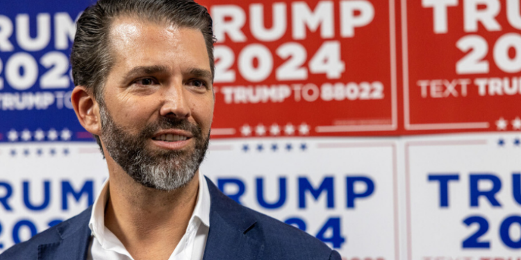 Donald Trump Jr. apoia o ex-diretor da CIA John Ratcliffe após relatório apontar falhas na avaliação de interferência russa nas eleições de 2016. Documento reacende debate sobre o "Russiagate".