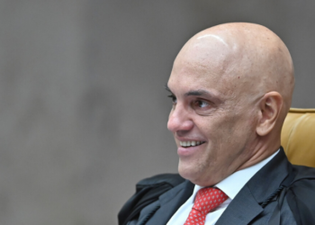 Ministro do STF Alexandre de Moraes é finalista do Prêmio Jabuti Acadêmico 2025 com o livro "Democracia e Redes Sociais", que aborda riscos ao sistema democrático causados por grupos extremistas digitais.