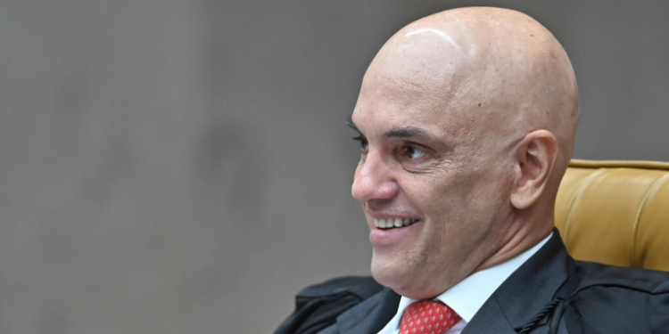 Ministro do STF Alexandre de Moraes é finalista do Prêmio Jabuti Acadêmico 2025 com o livro "Democracia e Redes Sociais", que aborda riscos ao sistema democrático causados por grupos extremistas digitais.