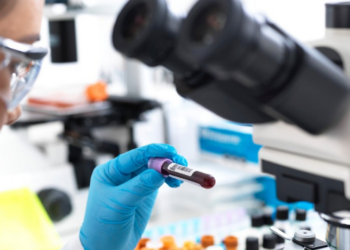Pesquisadores da USP identificam proteínas e vias de sinalização que podem potencializar a eficácia da terapia CAR-T no combate a leucemias e linfomas. Estudo representa avanço na imunoterapia.