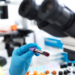 Pesquisadores da USP identificam proteínas e vias de sinalização que podem potencializar a eficácia da terapia CAR-T no combate a leucemias e linfomas. Estudo representa avanço na imunoterapia.