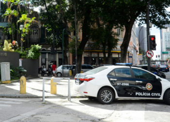 Polícia Civil do Rio prende dois operadores que integravam aliança entre PCC e Comando Vermelho. Ação desmonta rede que abastecia o Complexo do Alemão com drogas e armas e lavava R$ 250 milhões por ano.