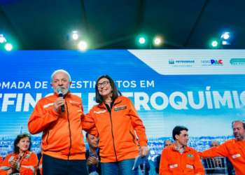 Petrobras investirá R$ 33 bilhões em refino, petroquímica e combustíveis sustentáveis, segundo anúncio do presidente Lula. Medida reforça transição energética e produção interna.