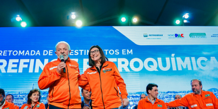 Petrobras investirá R$ 33 bilhões em refino, petroquímica e combustíveis sustentáveis, segundo anúncio do presidente Lula. Medida reforça transição energética e produção interna.